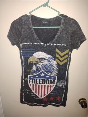 Daytrip Graphic V-neck